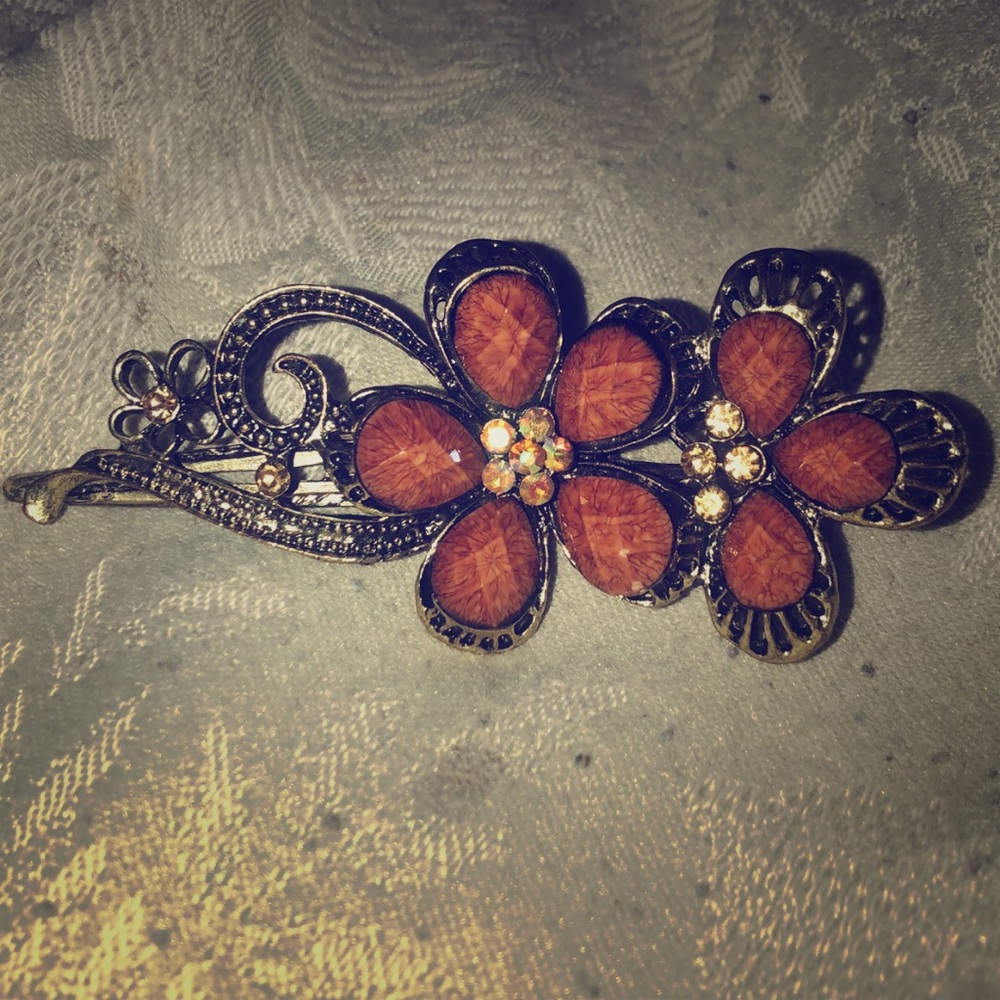 Floral hairclip